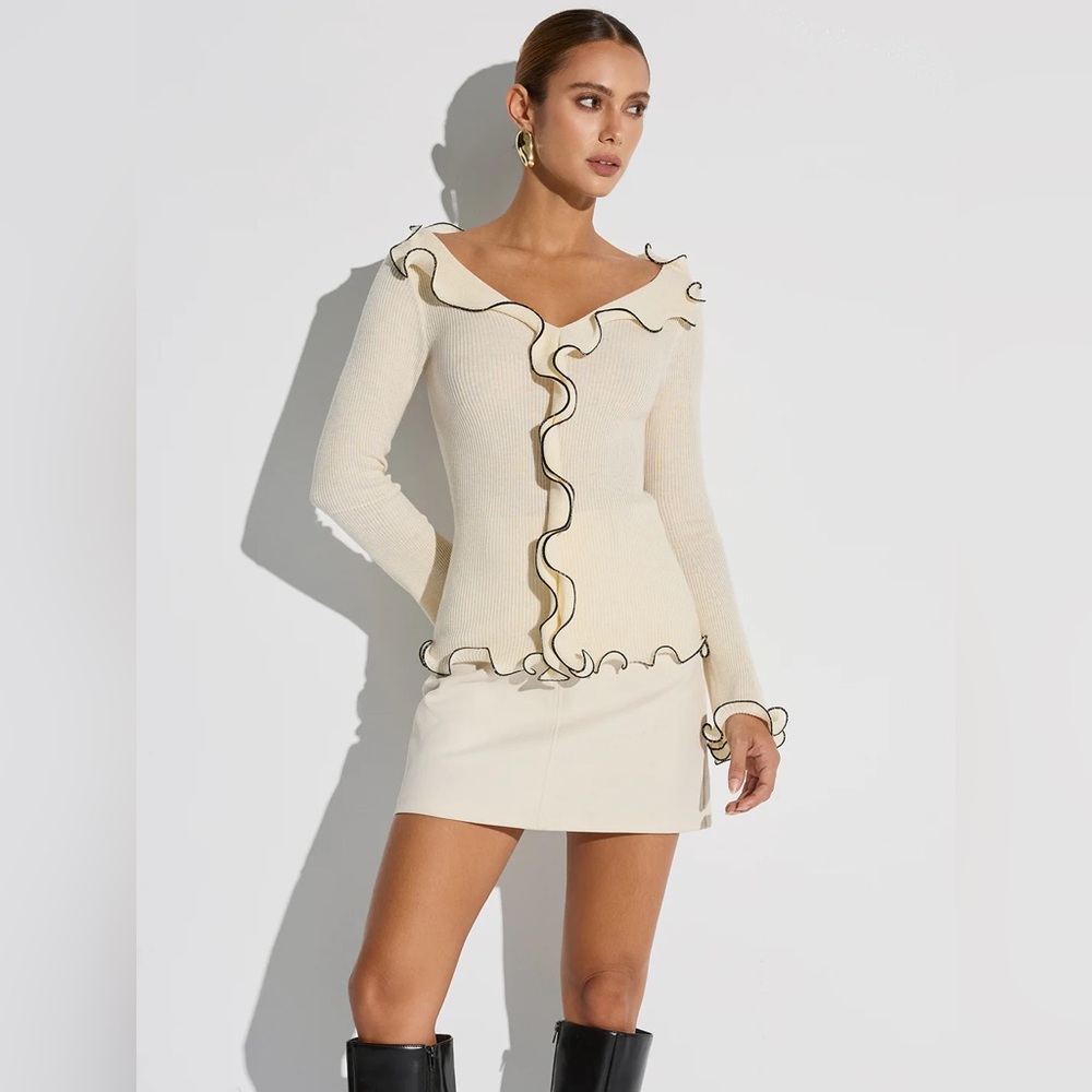 COMMENSE Contrast Trim Ruffled Sweater - size Medium